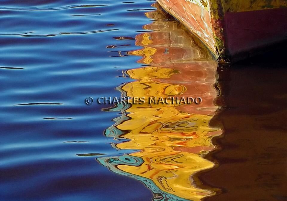 Fotografia criativa – Colored boat refleted on water