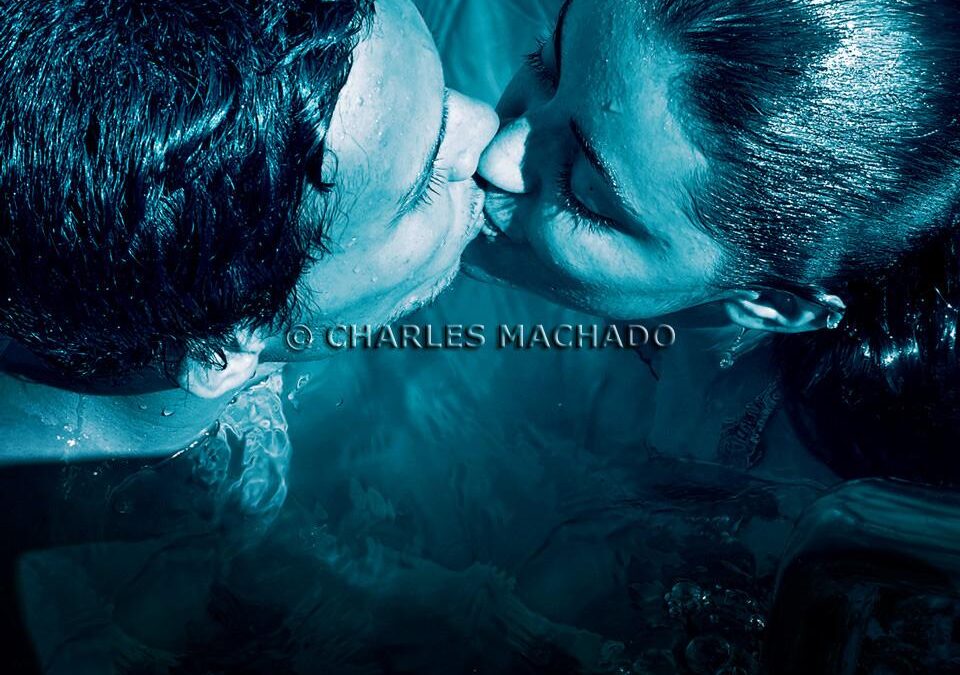 Fotografia criativa – Couple in love in the blue swimming pool