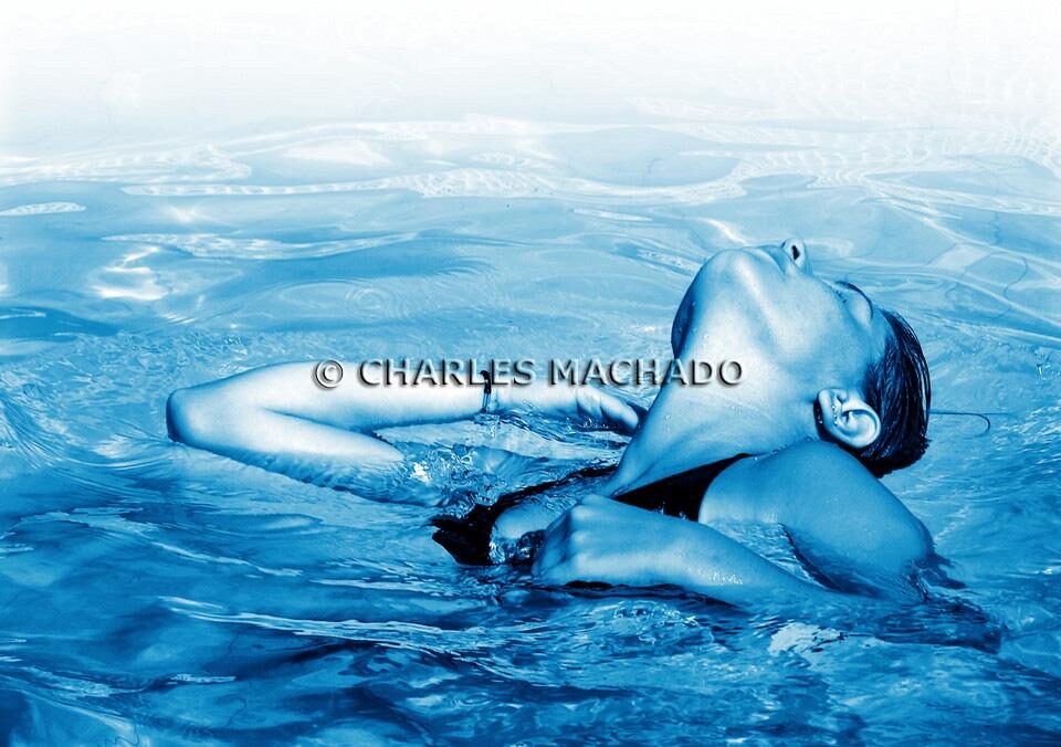 Fotografia criativa – Girl in the water staring at the blue sky